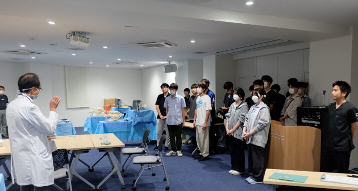 参加者へ中島教授より、説明中